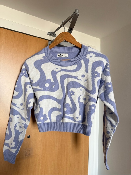 Hollister Sweaters - Hollister Lavender and White Floral Wave Cropped Sweater